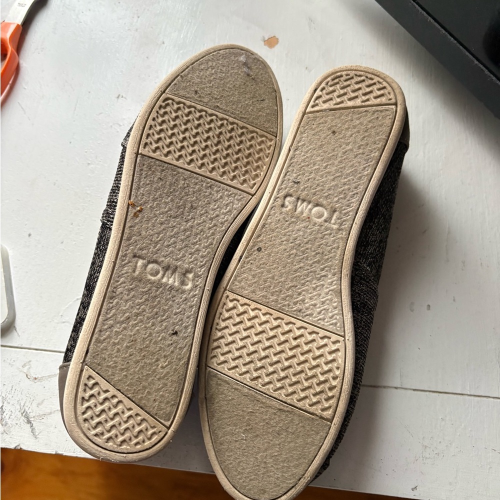 TOMS Women's Black and Cream Loafers - Picture 2 of 4